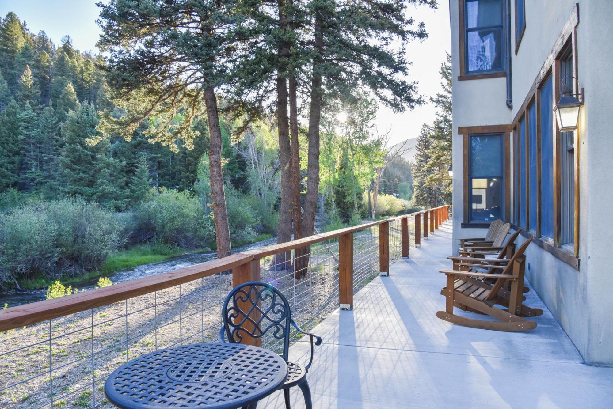 River Lyric Lodge - Formerly Double Dog Red River Zewnętrze zdjęcie